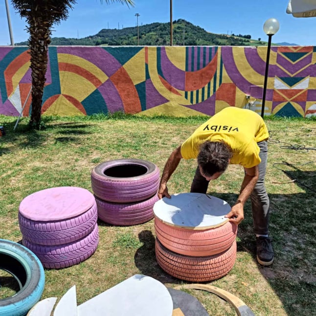 visiby diseño y decoración de terraza montaje de asientos con ruedas y maderas recicladas de colores