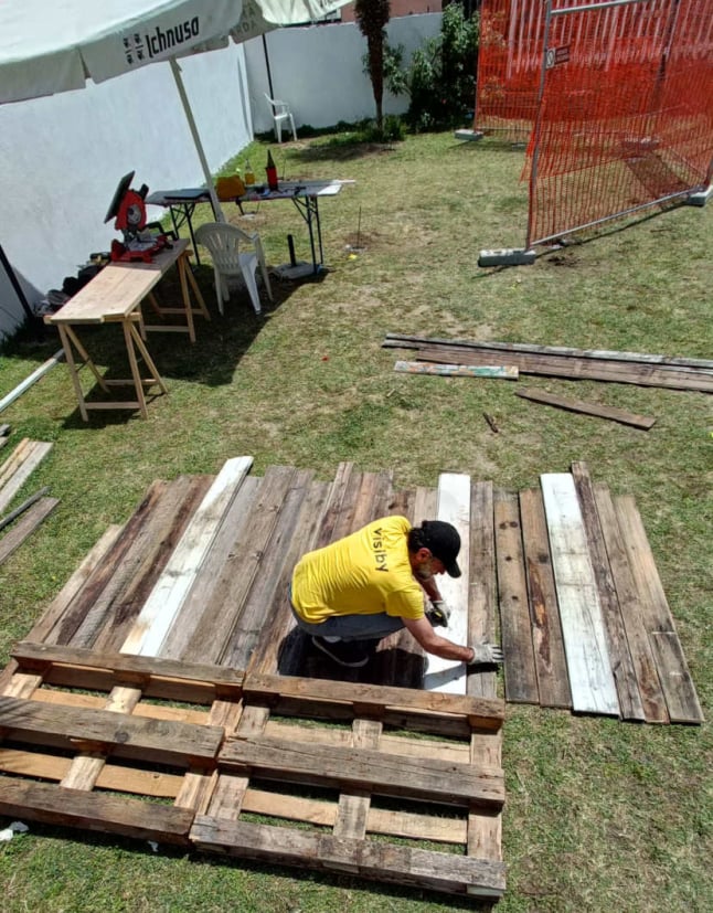 visiby diseño de espacio comercial montaje de totem con maderas recuperadas y pallets reciclados