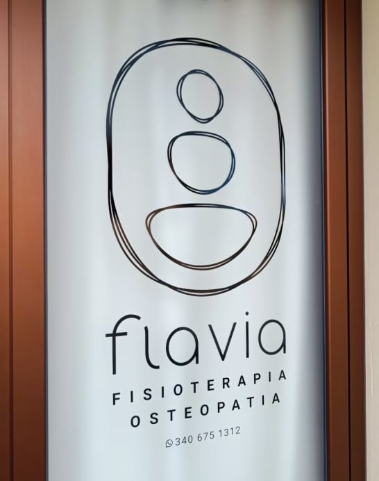visiby marketing etico allestimento centro Flavia Minella Fisioterapia logo design prespaziato esterno