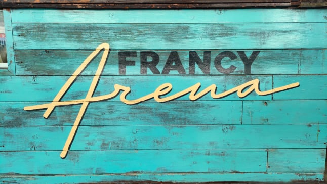 visiby marketing etico graphic design logo Francy Arena Bar Orte logo dipinto a mano  bancone
