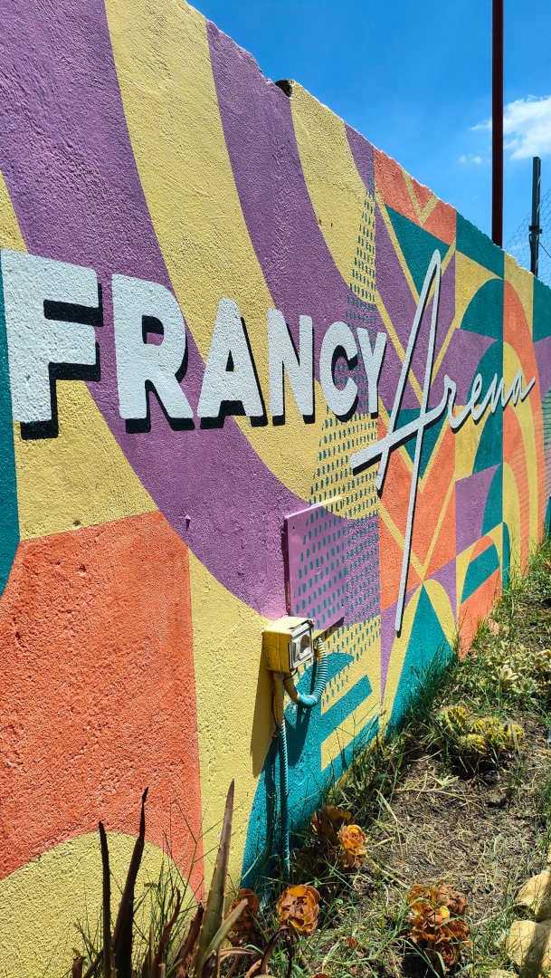 visiby marketing etico design allestimento terrazza bar Francy Arena Orte logo dipinto a mano murales