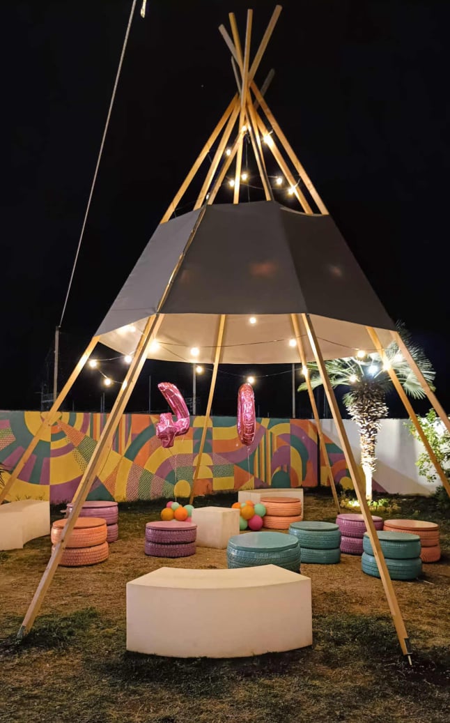 visiby marketing etico design allestimento terrazza bar Francy Arena Orte tepee tenda indiana illuminata sedie gomme e legno di recupero