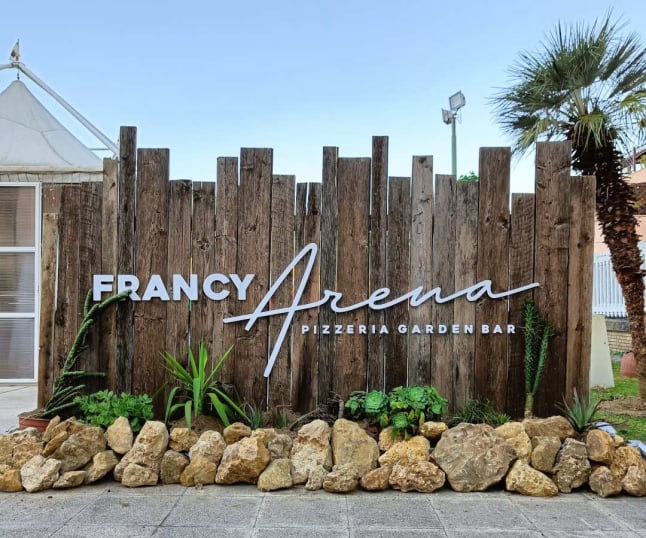 visiby marketing etico design allestimento terrazza bar Francy Arena Orte totem fatto di legno di recupero bancali logo e piante