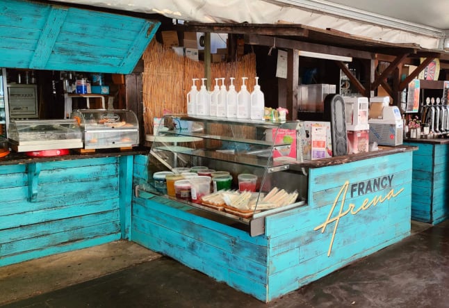 visiby allestimento interno Francy Arena Bar dopo lavoro Orte bancone realizzato recuperando il legname del precedente