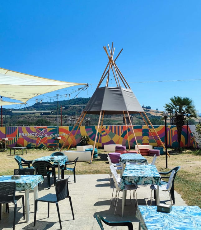 visiby allestimento esterno Francy Bar Arena dopo il lavoro di Orte vele terrazza e tenda indiana murales