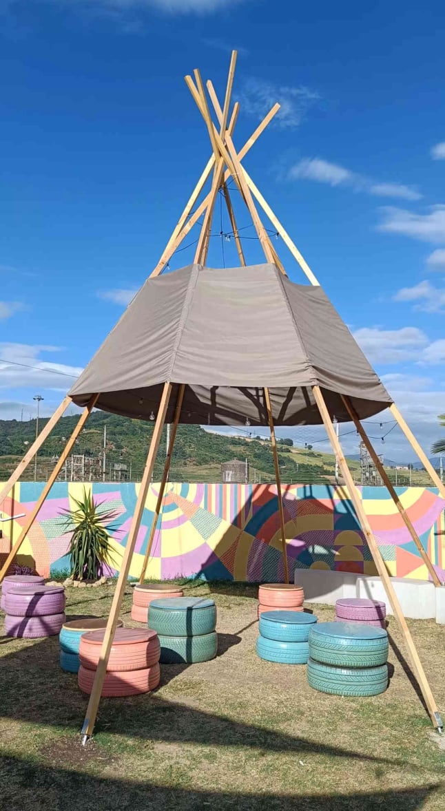 visiby marketing etico design allestimento terrazza bar Francy Arena Orte tepee tenda indiana illuminata sedie gomme e legno di recupero